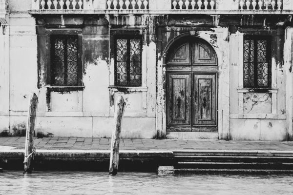 Романтичний венеціанський кук з вінтажними дерев'яними дверима і вікнами. — стокове фото