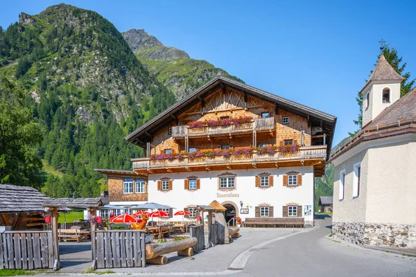 MATREI IN OSTTIROL, RAKOUSKO - 21.AUGUST, 2021: Matreier Tauernhaus - typický alpský hotel a restaurace v Matrei v Osttirol, Národní park Hohe Tauern, Rakousko — Stock fotografie
