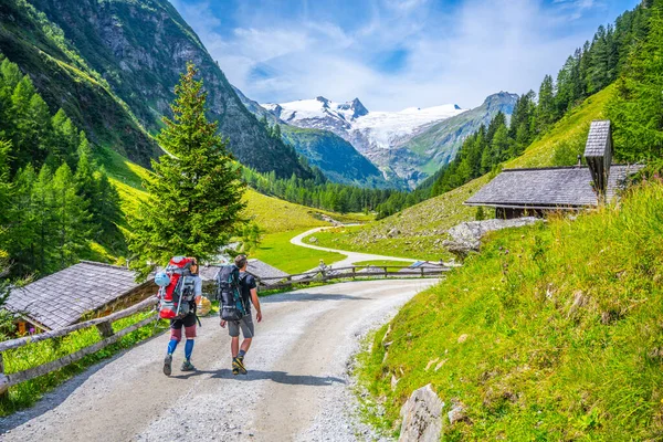 Due escursionisti escursionisti nella valle alpina — Foto Stock