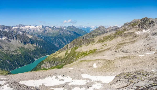 Paisagem alpina de verão com reservatório de água azul-turquesa — Fotografia de Stock