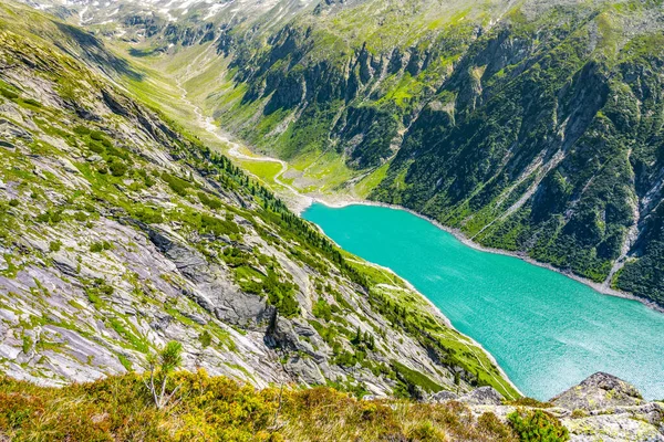 Prachtige alpine walley met azuurblauwe waterdam — Stockfoto