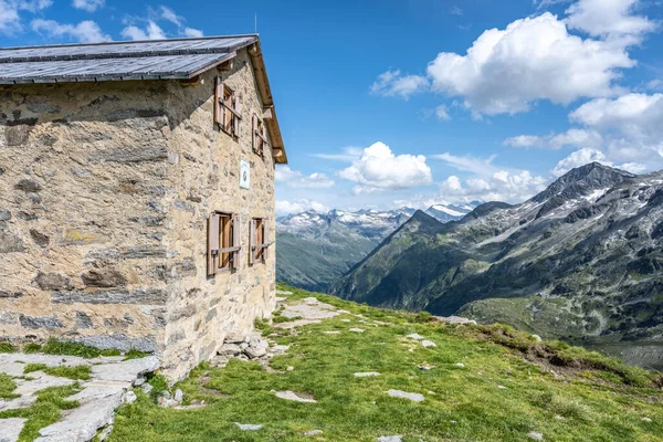 Small stone alpine hut in austrian Alps — Stock Photo, Image