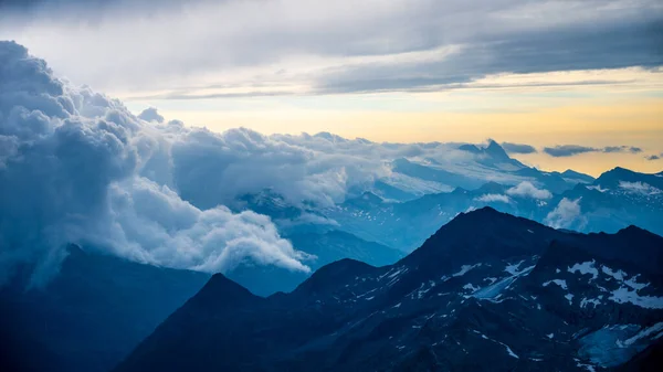 Rocky alpine Berge Morgenpanorama — Stockfoto
