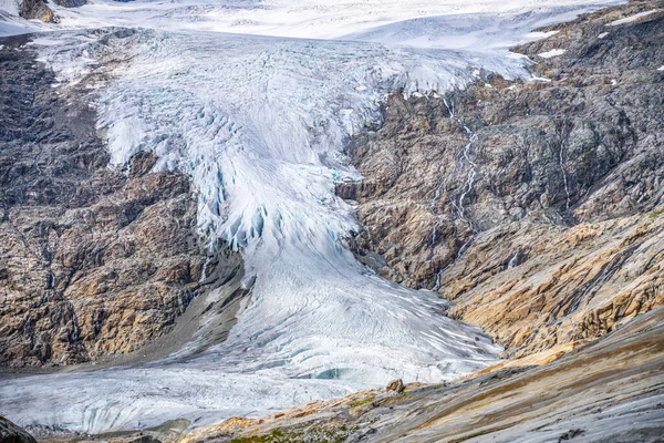 Glaciar de montaña en valle alpino — Foto de Stock