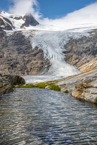 Glaciar de montaña en valle alpino — Foto de Stock