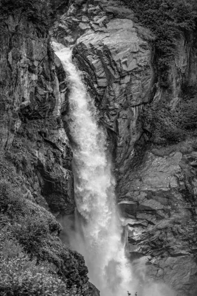 渓流の上の野生の高山滝 — ストック写真