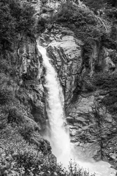 渓流の上の野生の高山滝 — ストック写真