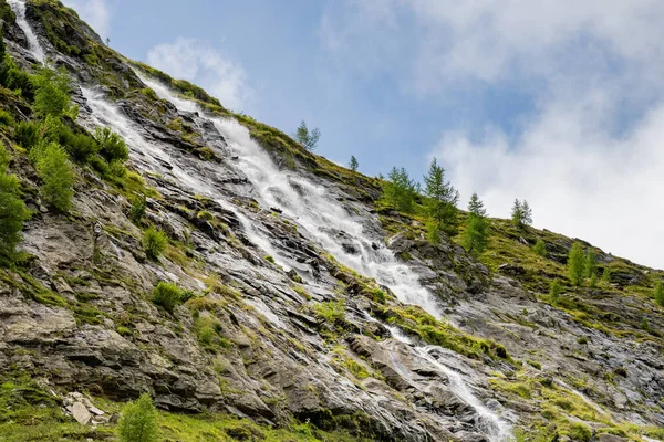 Дикий альпійський водоспад на гірському потоці — стокове фото