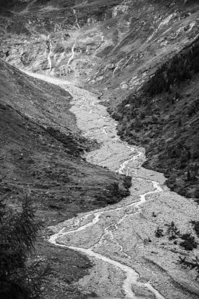 Вузький скелястий струмок у альпійській долині — стокове фото