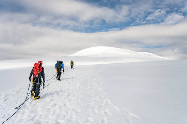 ロープの上の氷河の登山家のグループ — ストック写真