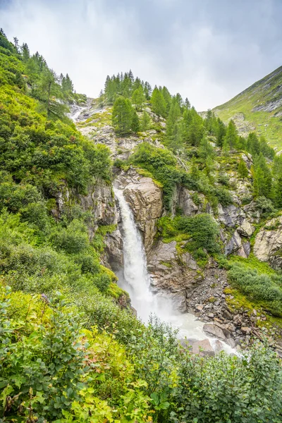 Cachoeira alpina selvagem no córrego da montanha — Fotografia de Stock
