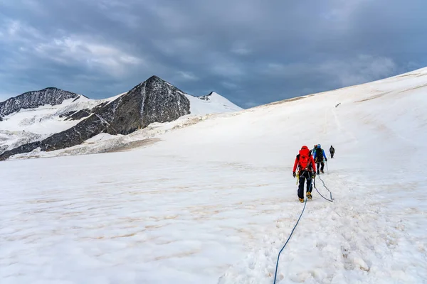 ロープの上の氷河の登山家のグループ — ストック写真