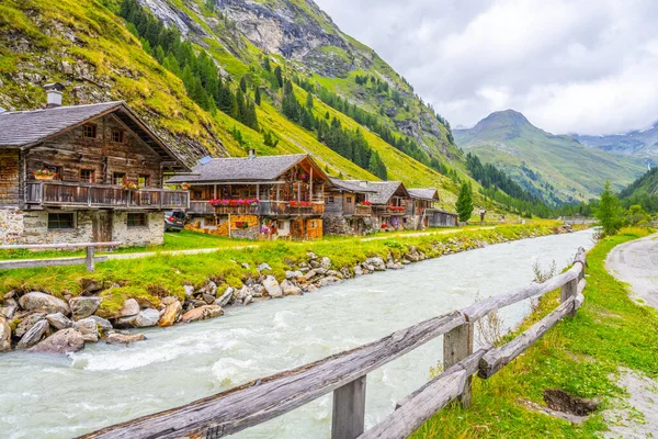 Staré venkovské dřevěné domy v alpském údolí — Stock fotografie