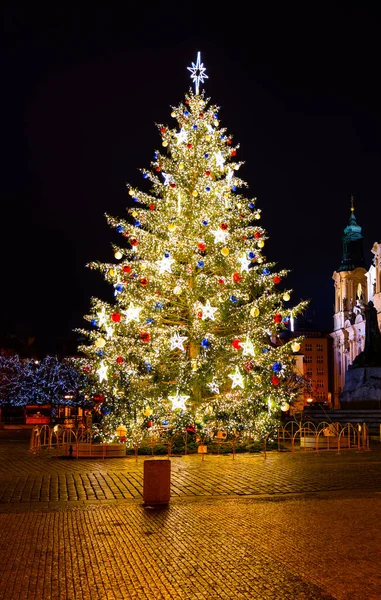 PRAG, TJECKIEN - DECEMBER 21, 2020: Juletid i Prag. Dekorerad julgran på torget i Gamla Stan, Tjeckien: Staromestske namesti, Prag, Tjeckien — Stockfoto