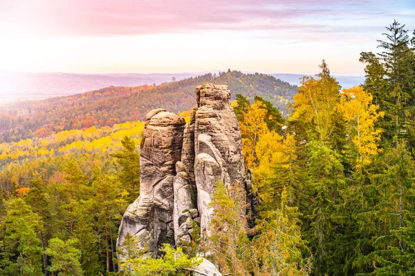 Renkli sonbahar manzarası ve kumtaşı kayaları — Stok fotoğraf