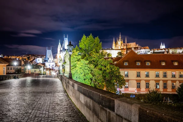 Oświetlone zabytki Pragi w nocy — Zdjęcie stockowe