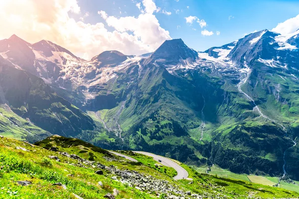 Horský asfaltový silniční hadovitý. Winding Grossglockner High Alpine Road in High Tauern, Rakousko — Stock fotografie