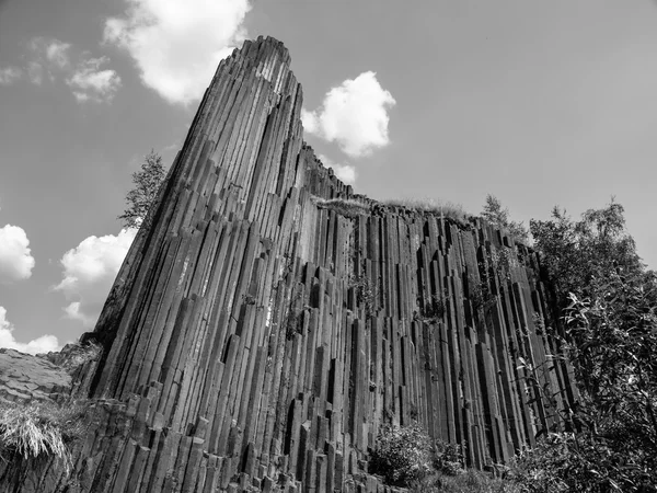 Tubi di organo di basalto in bianco e nero — Foto Stock