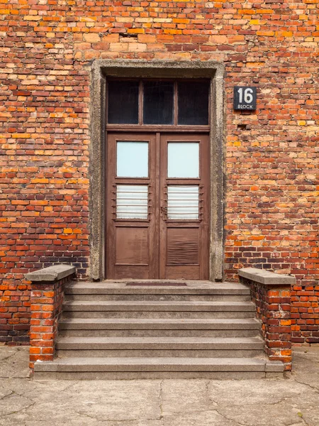 Deur naar het gebouw van baksteen — Stockfoto