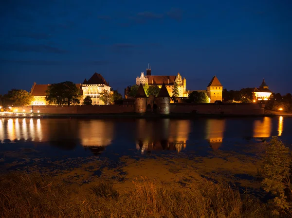 Malbork kasteel per nacht — Stockfoto