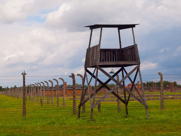 Jednoduché stráž post a barbwire plot — Stock fotografie