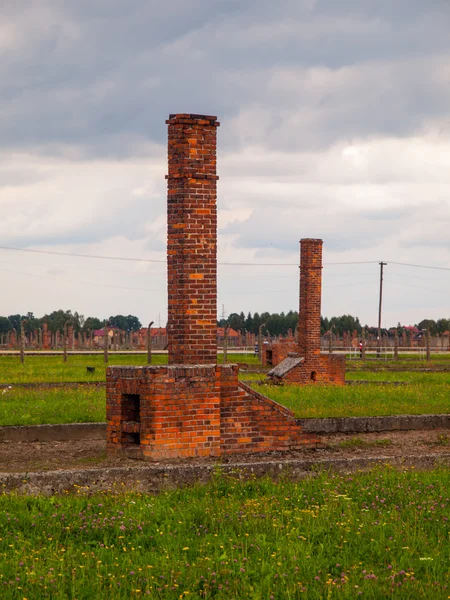 Skorstenar i ruiner av birkenau koncentrationsläger — Stockfoto