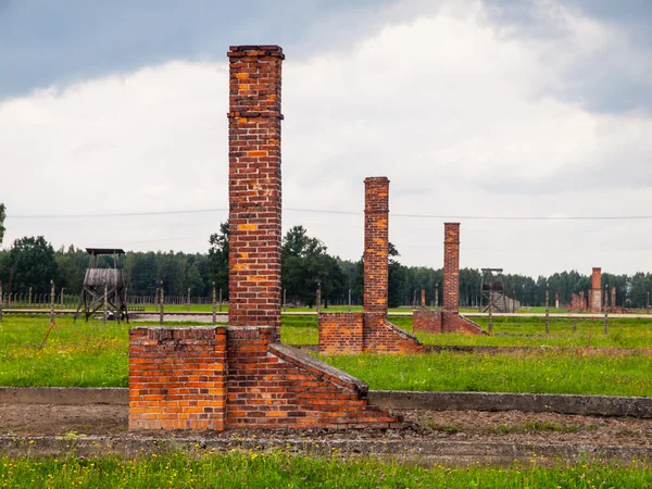 Skorstenar i ruiner av birkenau koncentrationsläger — Stockfoto