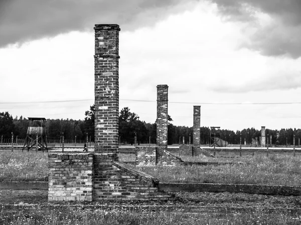 Cheminées laissées dans les ruines du camp de concentration de Birkenau — Photo