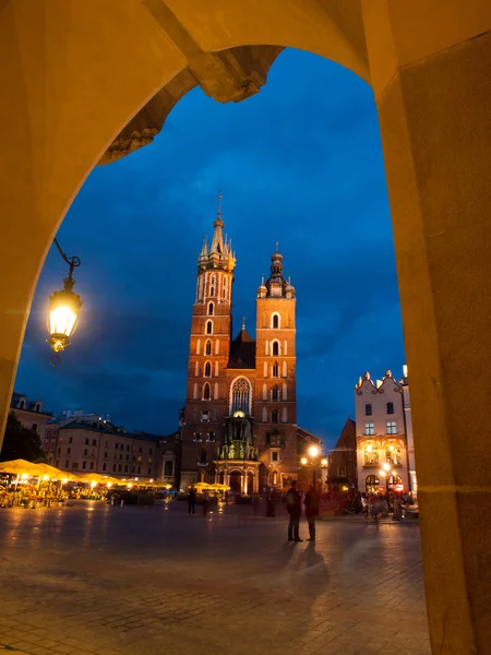 Église Sainte-Marie de Cracovie la nuit — Photo