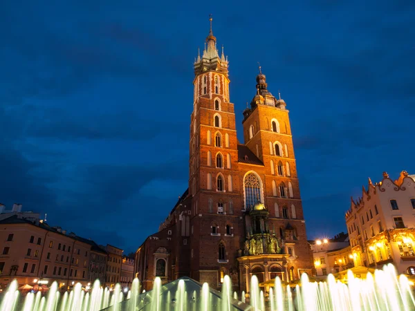 Chiesa di Santa Maria a Cracovia di notte — Foto Stock