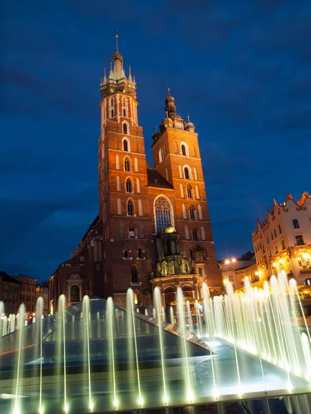 Chiesa di Santa Maria a Cracovia di notte — Foto Stock