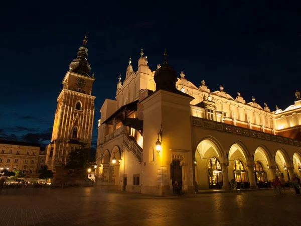 Sukiennice e la Torre del Municipio di Cracovia di notte — Foto Stock