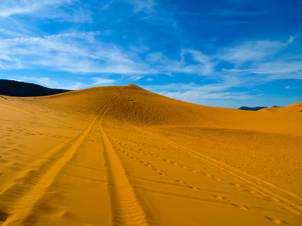 Tracce di pneumatici nella sabbia — Foto Stock