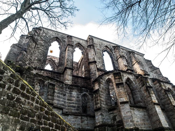 Ventanas góticas de la iglesia en ruinas — Foto de Stock