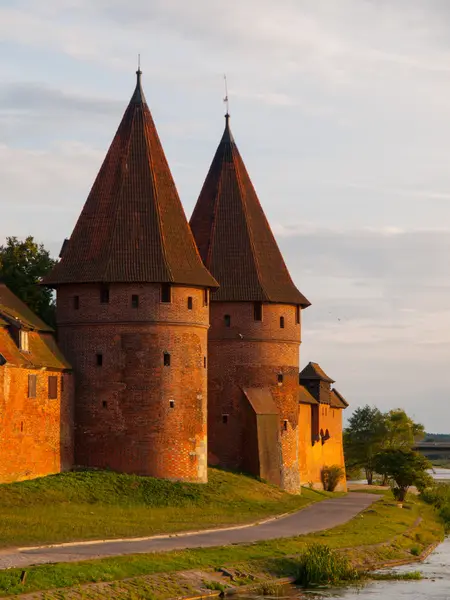 Two fortification towers at Nogat River in Malbork — Stock Photo, Image