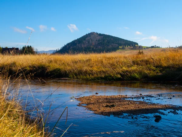 Bukovec hill en jizerka dorp — Stockfoto