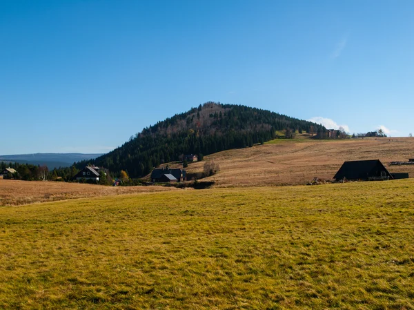 Bukovec hill en jizerka dorp — Stockfoto