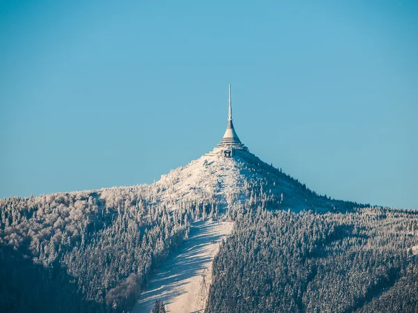 Hotel a vysílač Ještěd s sjezdovka — Stock fotografie