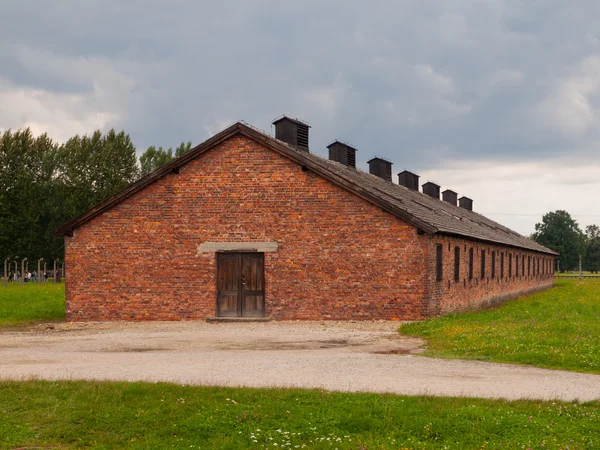 Кирпичное здание в концлагере Биркенау — стоковое фото