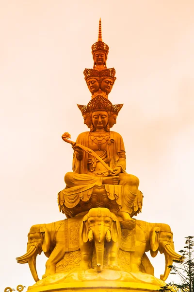 Golden Buddha on Mounth Emei — Stock Photo, Image