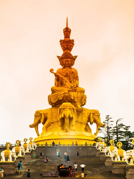 Golden Buddha on Mounth Emei — Stock Photo, Image