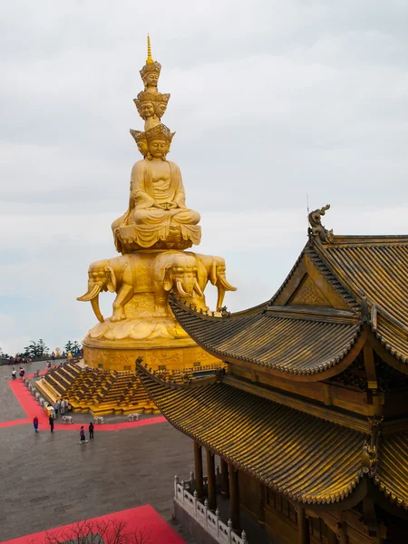 Golden Buddha on Mounth Emei — Stock Photo, Image