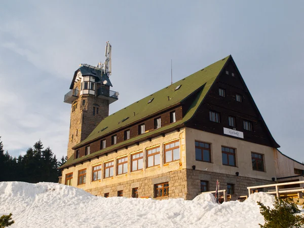 Mountain hut with lookout tower — Stock Photo, Image