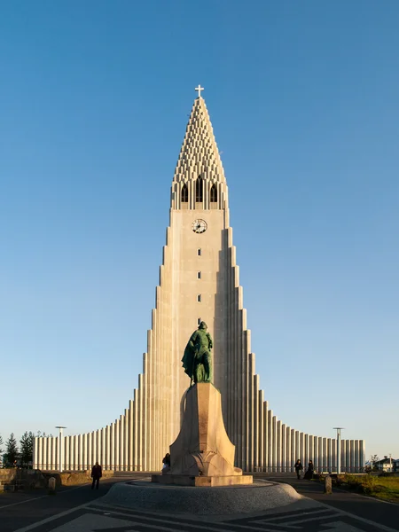 Hallgrimskirkja en Leif Ericsson standbeeld in Reykjavik — Stockfoto