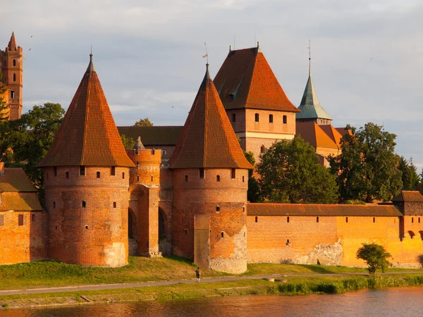 Due torri di fortificazione al fiume Nogat a Malbork — Foto Stock