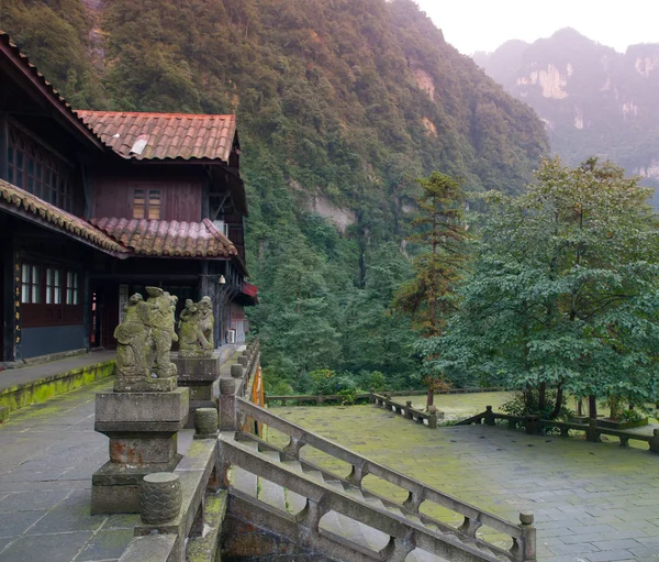 Xianfeng Temple on the way to Mount Emei — Stock Photo, Image
