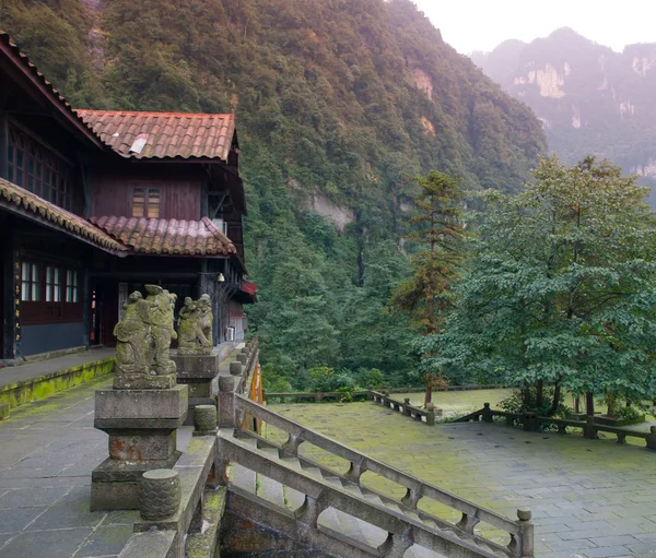 Stal chrámem na cestě na Mount Emei — Stock fotografie