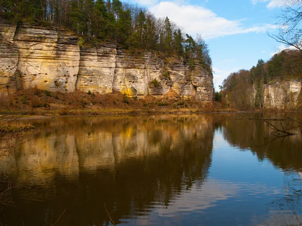 Sandsteinfelsen spiegeln sich im See — Stockfoto