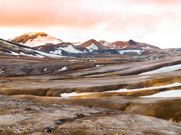 Montañas de arco iris con campos de nieve — Foto de Stock