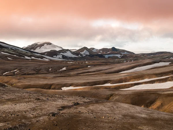 Ουράνιο τόξο βουνά με πεδία του χιονιού — Φωτογραφία Αρχείου